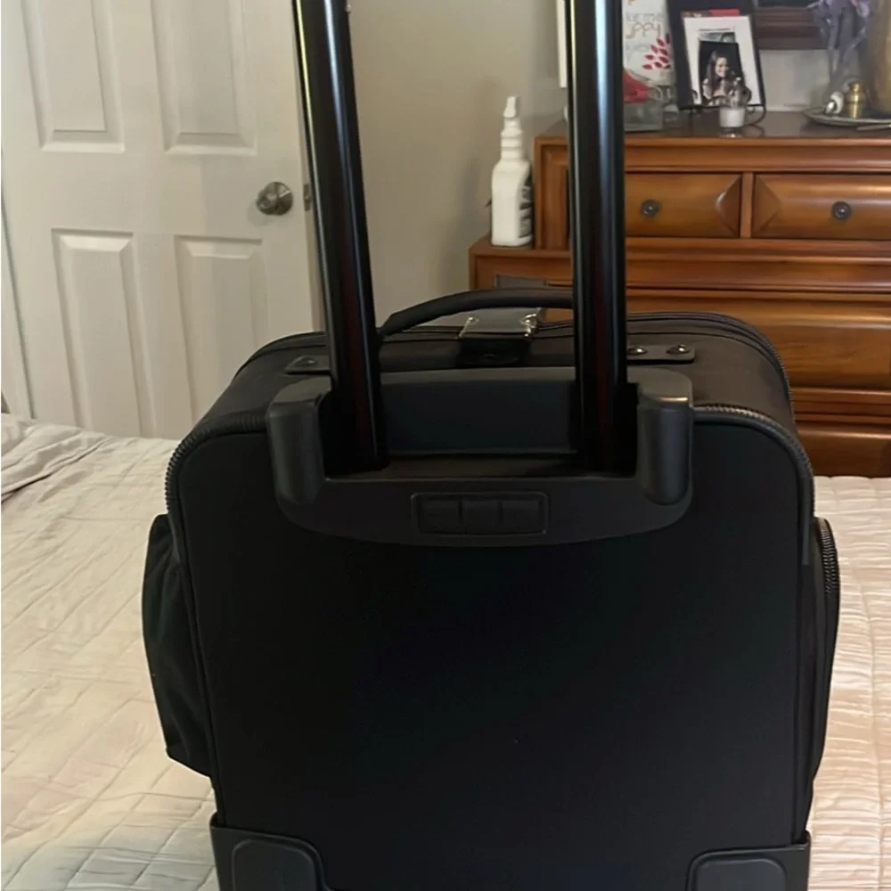 Sleek Black Travel Bag - Picture 4 of 7